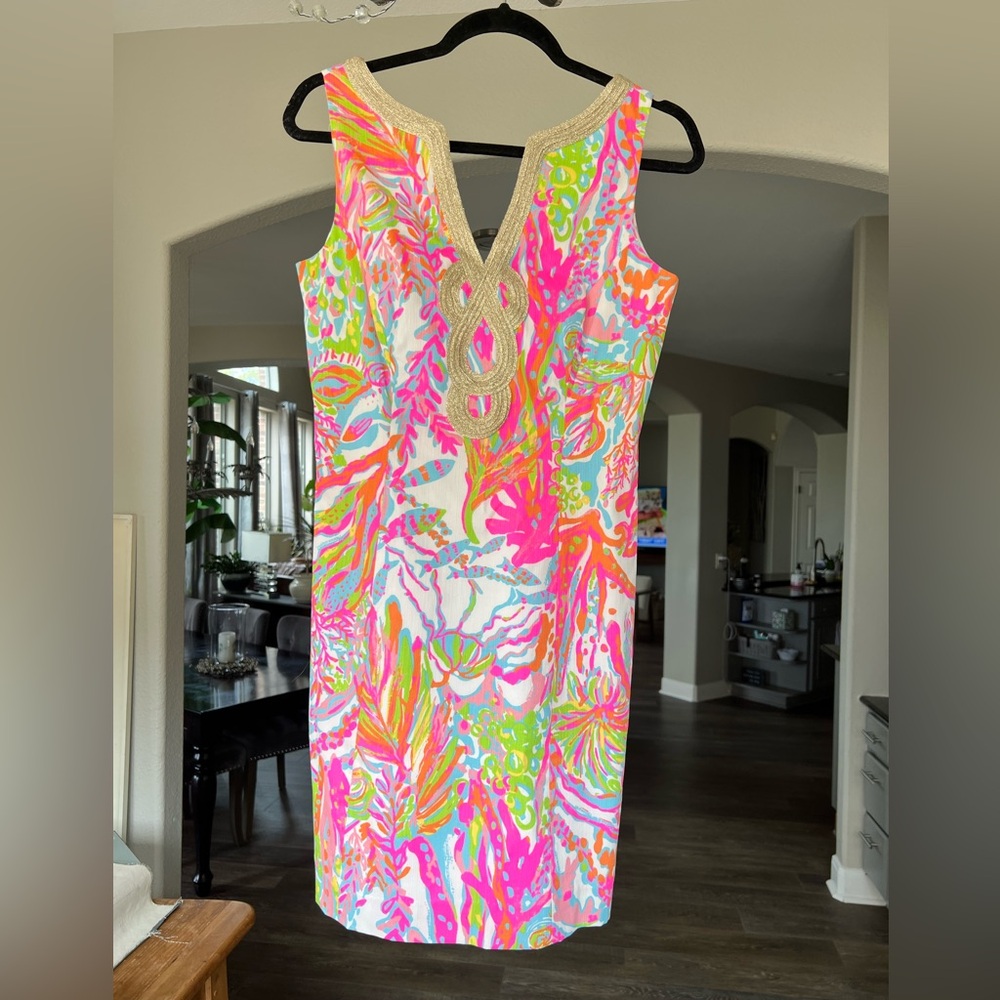 Gorgeous like new Lily Pulitzer size 4 dress. Very flattering on.